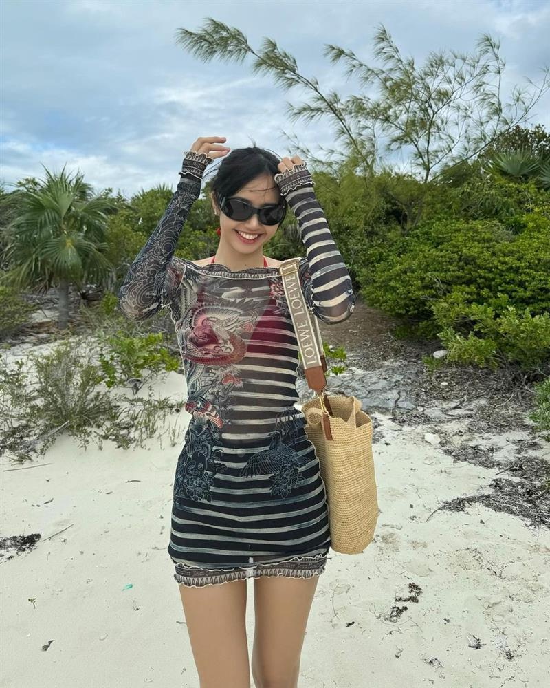 Lisa (BlackPink) tung ảnh bikini đón năm mới-10