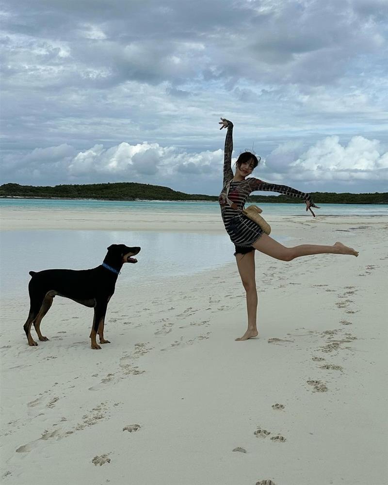 Lisa (BlackPink) tung ảnh bikini đón năm mới-12