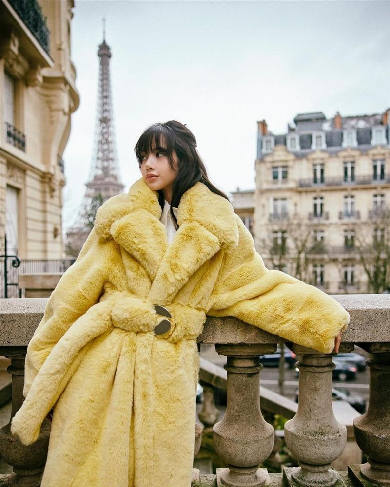 Lisa (BlackPink) tung ảnh bikini đón năm mới-13