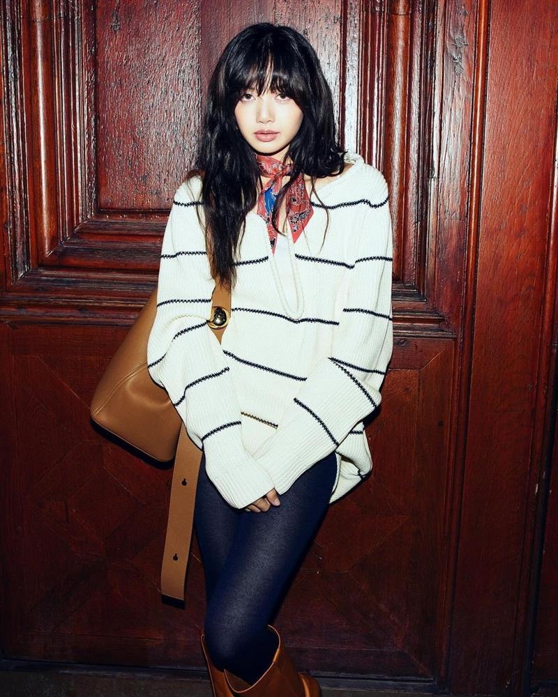 Lisa (BlackPink) tung ảnh bikini đón năm mới-16