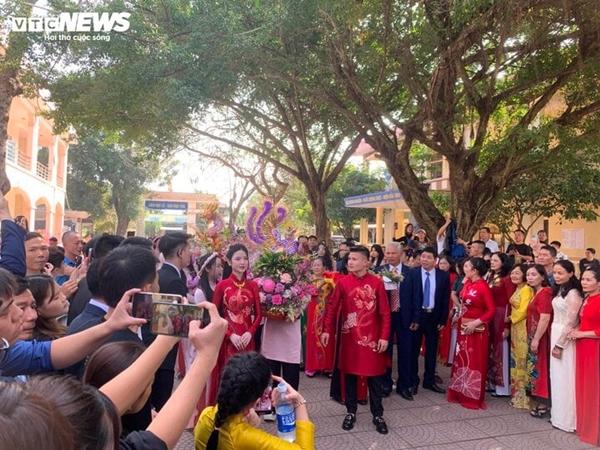 Quang Hải - Thanh Huyền dắt tay nhau vào ra mắt 2 họ, trao nhau ánh mắt âu yếm-1