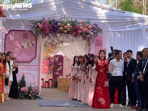 Quang Hải - Thanh Huyền dắt tay nhau vào ra mắt 2 họ, trao nhau ánh mắt âu yếm-2