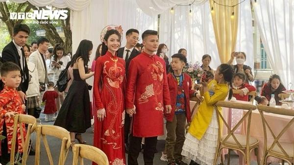 Quang Hải - Thanh Huyền dắt tay nhau vào ra mắt 2 họ, trao nhau ánh mắt âu yếm-5