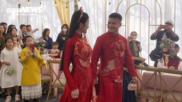 Quang Hải - Thanh Huyền dắt tay nhau vào ra mắt 2 họ, trao nhau ánh mắt âu yếm-4