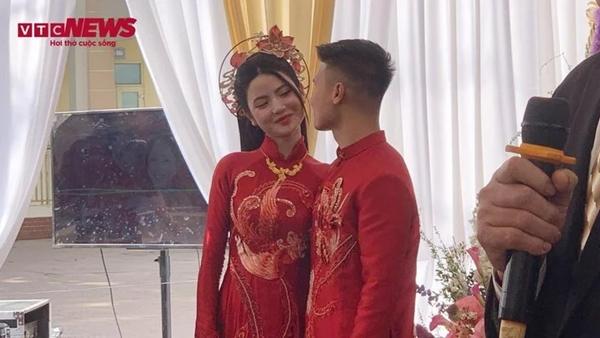 Quang Hải - Thanh Huyền dắt tay nhau vào ra mắt 2 họ, trao nhau ánh mắt âu yếm-6