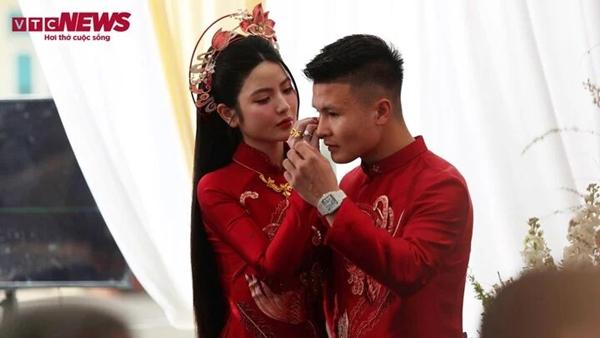 Quang Hải - Thanh Huyền dắt tay nhau vào ra mắt 2 họ, trao nhau ánh mắt âu yếm-7