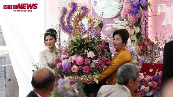 Quang Hải - Thanh Huyền dắt tay nhau vào ra mắt 2 họ, trao nhau ánh mắt âu yếm-8