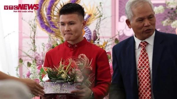 Quang Hải - Thanh Huyền dắt tay nhau vào ra mắt 2 họ, trao nhau ánh mắt âu yếm-9