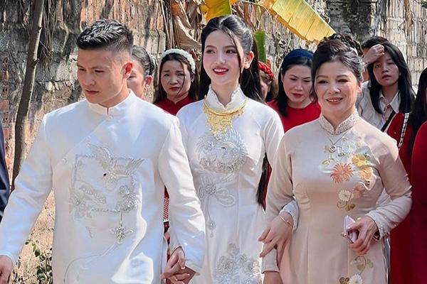 Cận cảnh tráp rồng phượng siêu khủng, Quang Hải tình tứ hôn Thanh Huyền trong lễ ăn hỏi-16