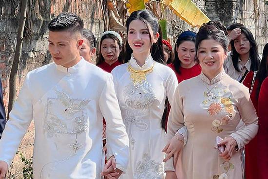 Ánh mắt rạng rỡ của mẹ Quang Hải ngày con trai đi hỏi vợ