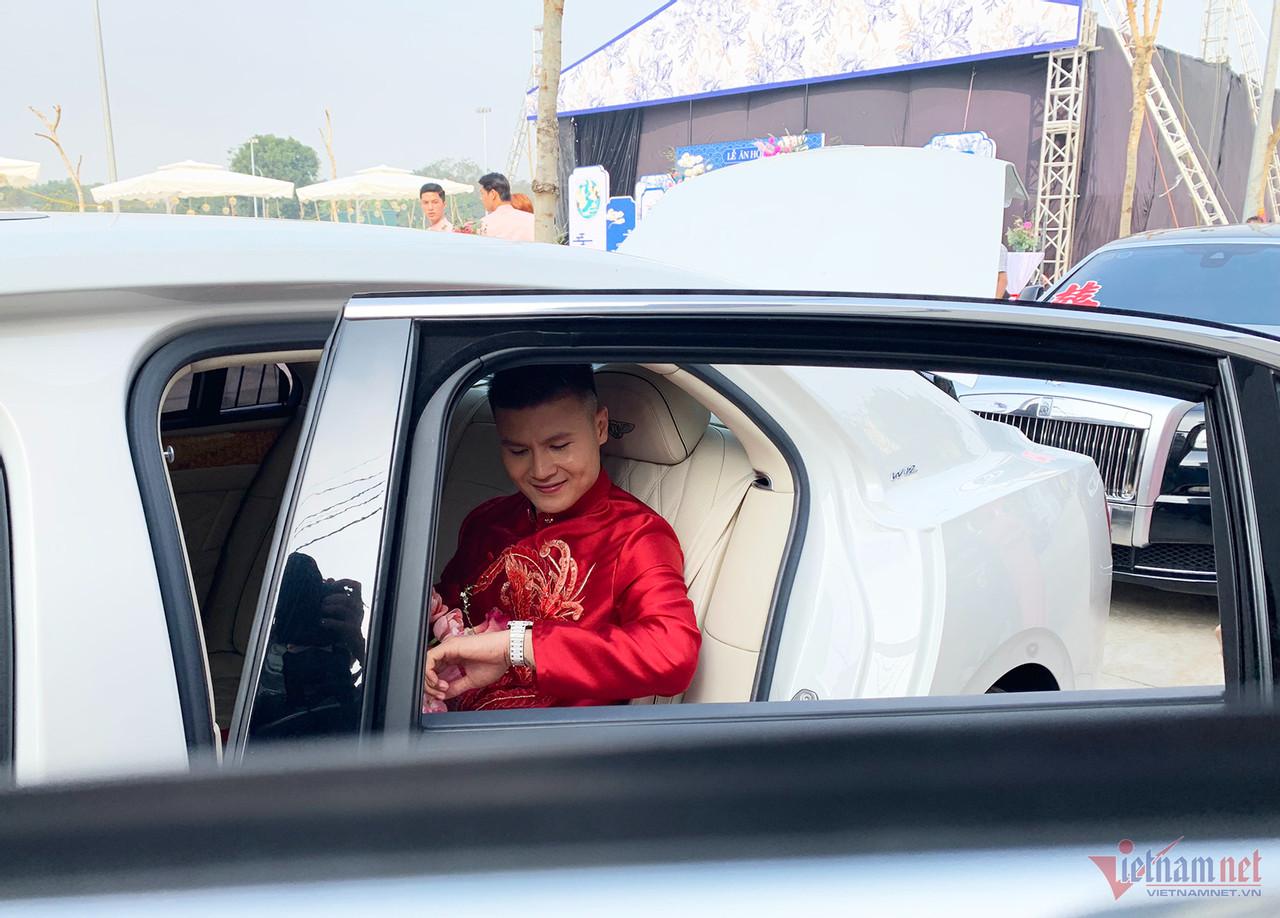 Cận cảnh tráp rồng phượng siêu khủng, Quang Hải tình tứ hôn Thanh Huyền trong lễ ăn hỏi-2