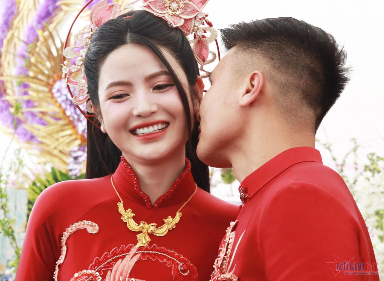 Cận cảnh tráp rồng phượng siêu khủng, Quang Hải tình tứ hôn Thanh Huyền trong lễ ăn hỏi-8