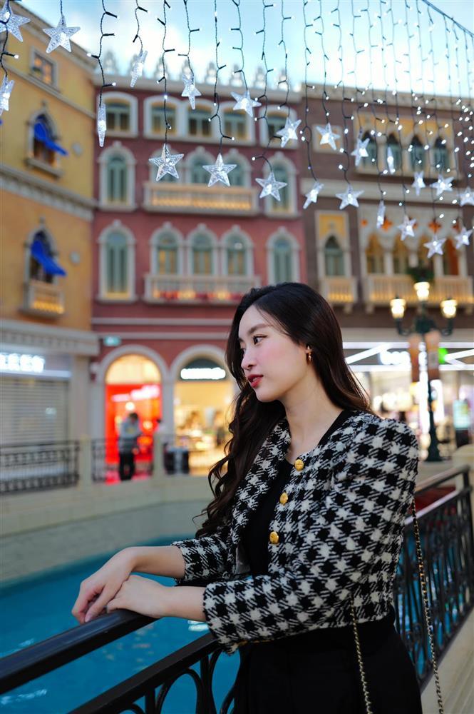 Hoa hậu Đỗ Mỹ Linh chiếm sóng trong loạt ảnh ngày cuối năm-2