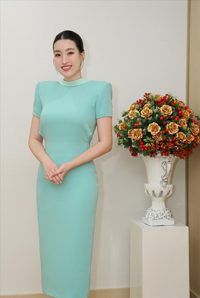 Hoa hậu Đỗ Mỹ Linh chiếm sóng trong loạt ảnh ngày cuối năm-3