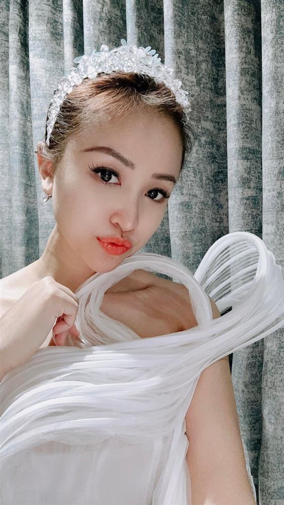 Vân Hugo khoe quà cưới độc lạ được bạn thân lâu năm tự tay thiết kế tặng-1