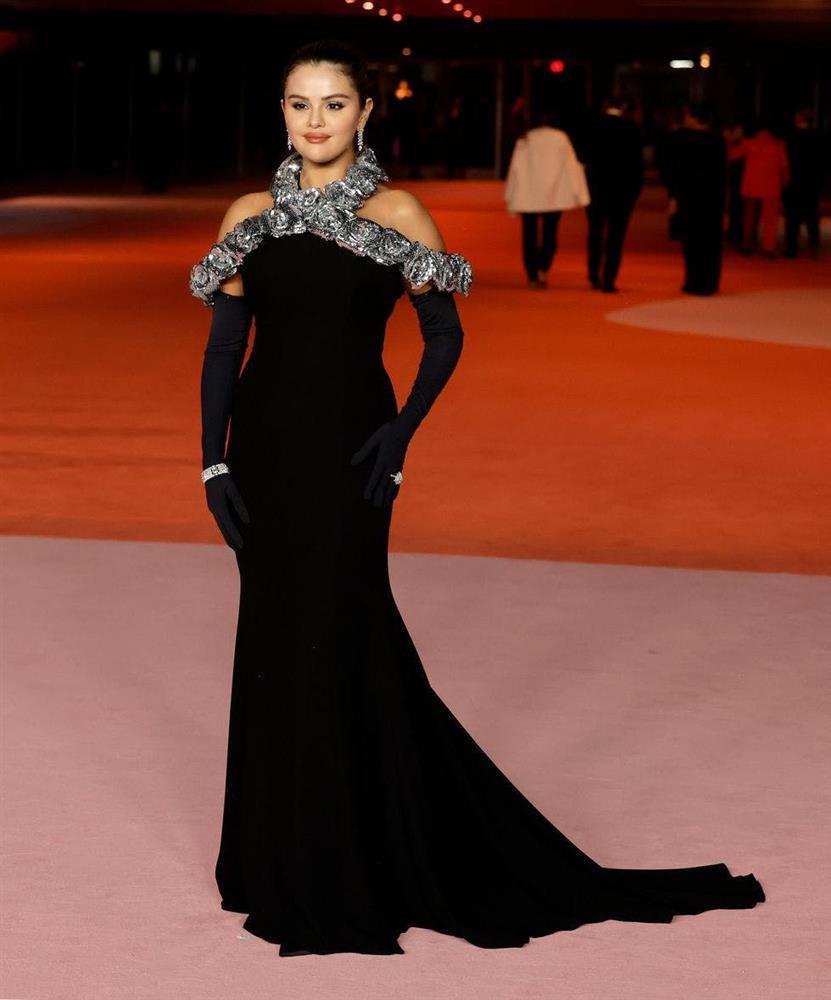 Làm thế nào để có được bộ móng có độ bóng cao tối giản như Selena Gomez