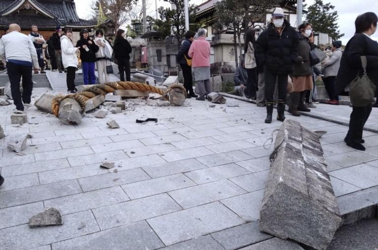 Khung cảnh hoang tàn sau trận động đất 7,6 độ ở Nhật Bản-1