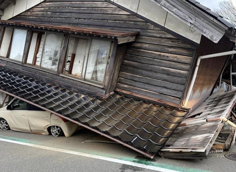 Khung cảnh hoang tàn sau trận động đất 7,6 độ ở Nhật Bản-2