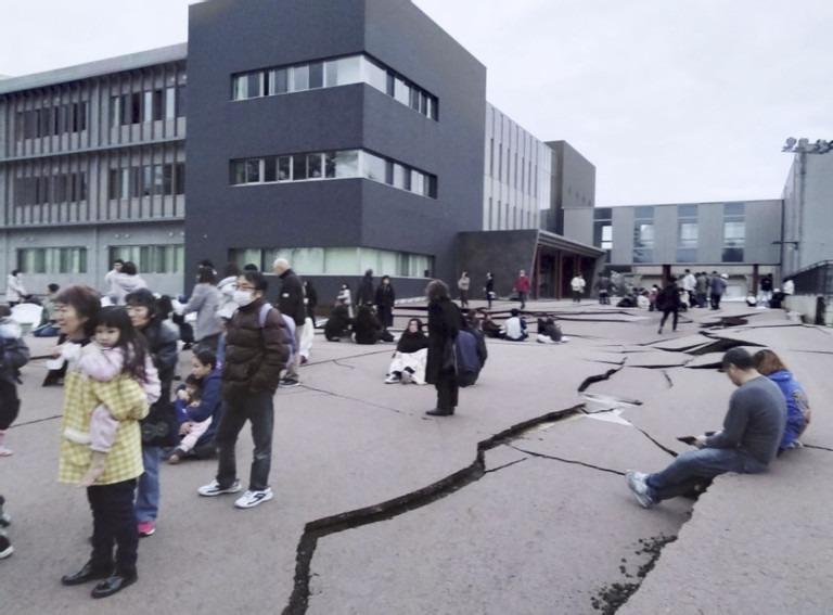 Khung cảnh hoang tàn sau trận động đất 7,6 độ ở Nhật Bản-3