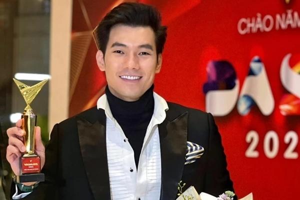 Rũ bỏ vẻ soái ca, hé lộ hình ảnh hiếm gặp của Nhan Phúc Vinh - nam diễn viên ấn tượng 2023-12