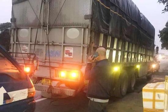 2 bé trai tử vong do bị bánh ô tô văng trúng