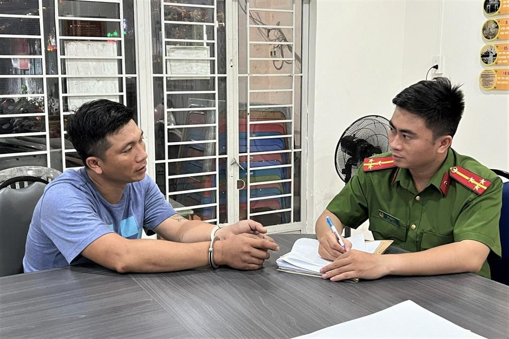 2 thanh niên giật điện thoại của cô gái đang ngồi uống nước ở TPHCM-2