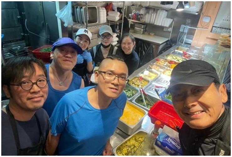 Nam tài tử sở hữu tài sản 17.000 tỷ vẫn xếp hàng mua cơm bình dân-1