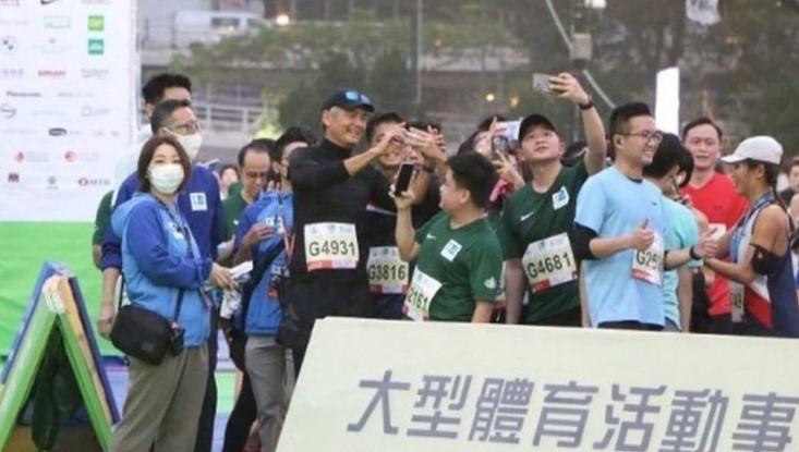 Nam tài tử sở hữu tài sản 17.000 tỷ vẫn xếp hàng mua cơm bình dân-2