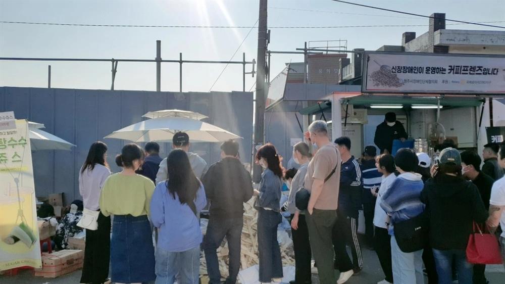 Loạt món Việt nổi như cồn ở nước ngoài, khách xếp hàng dài thưởng thức-5