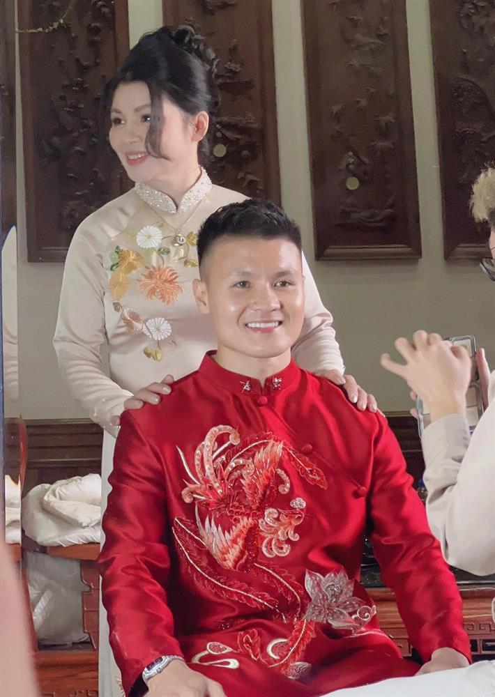 Vợ Quang Hải diện áo dài thêu chỉ vàng, đội mấn đặc biệt trong lễ ăn hỏi-2