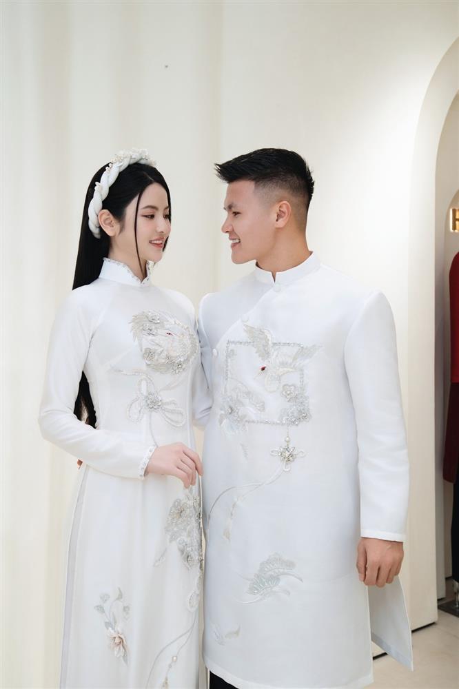 Vợ Quang Hải diện áo dài thêu chỉ vàng, đội mấn đặc biệt trong lễ ăn hỏi-5