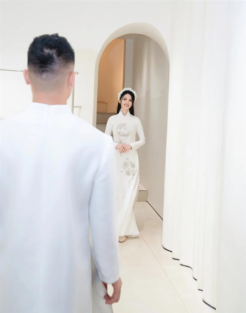 Vợ Quang Hải diện áo dài thêu chỉ vàng, đội mấn đặc biệt trong lễ ăn hỏi-6