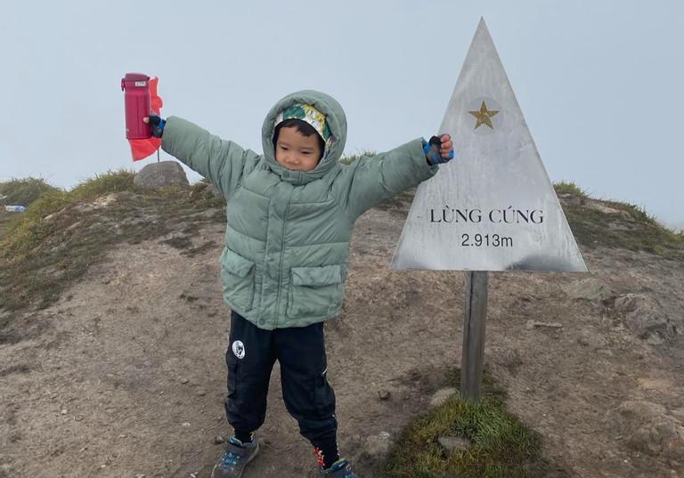 Không cần người lớn giúp, bé 4 tuổi chinh phục những đỉnh núi cao nhất Việt Nam-1