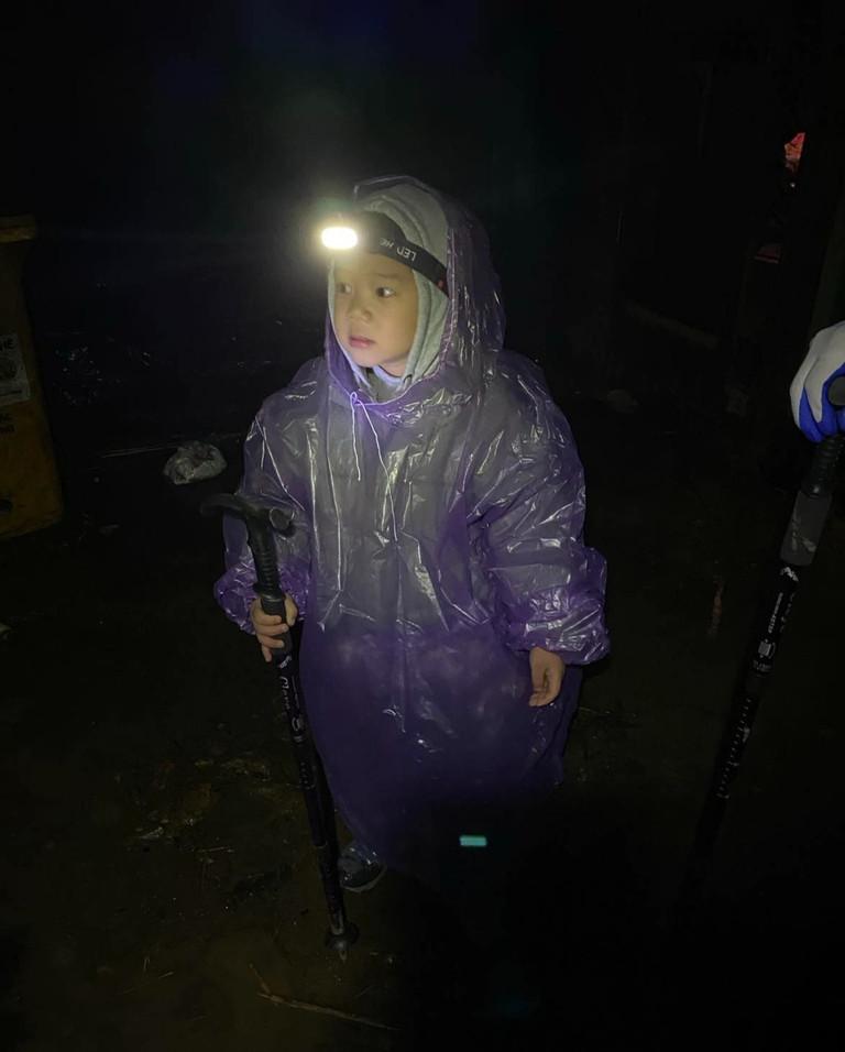 Không cần người lớn giúp, bé 4 tuổi chinh phục những đỉnh núi cao nhất Việt Nam-2