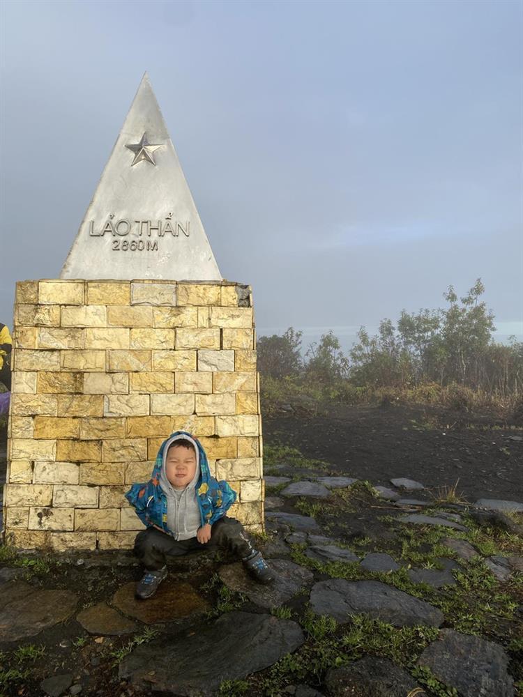 Không cần người lớn giúp, bé 4 tuổi chinh phục những đỉnh núi cao nhất Việt Nam-4