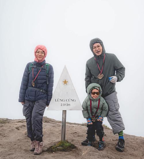 Không cần người lớn giúp, bé 4 tuổi chinh phục những đỉnh núi cao nhất Việt Nam-5