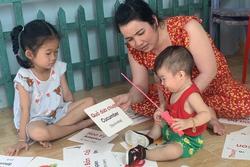 Bé trai gần 3 tuổi biết đọc nhiều chữ tiếng Việt và tiếng Anh