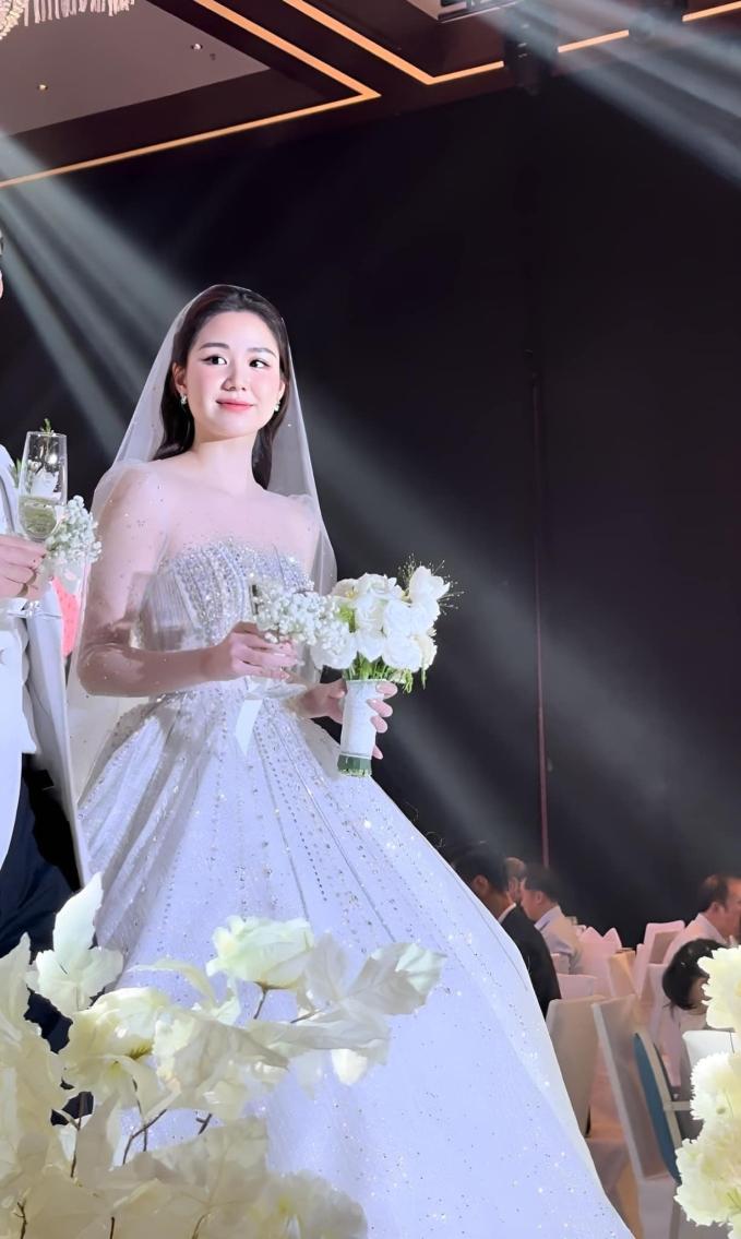 Loạt khoảnh khắc quá xinh đẹp của các cô dâu khiến hội ăn cưới online tan chảy-3