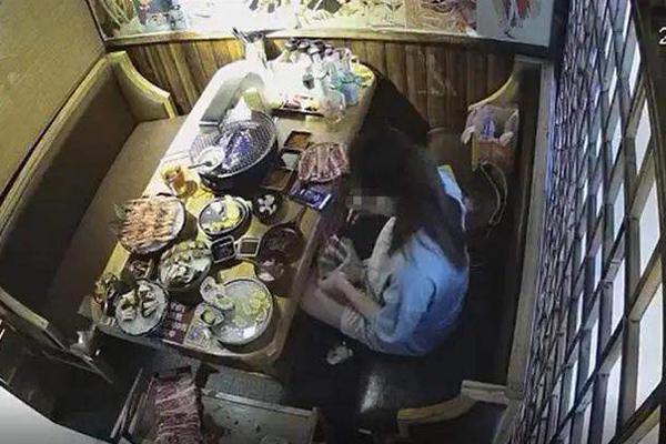 Nhân viên đang dọn bàn thì nồi lẩu bỗng phát nổ, sự thật phía sau gây phẫn nộ-2