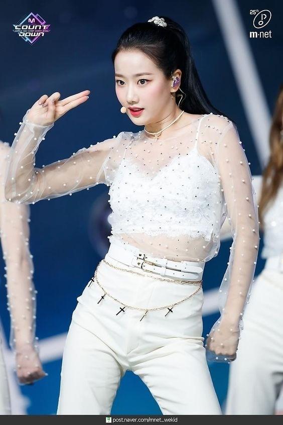 Sự nghiệp suýt tiêu tan của nữ ca sĩ vừa công khai yêu thần đồng bóng đá Hàn Quốc-6