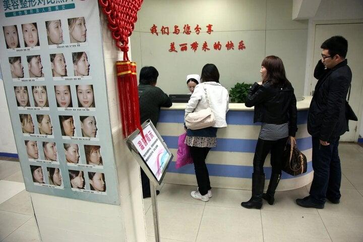 Thẩm mỹ viện tuyển nhân viên để ép sửa mũi với giá cao rồi tìm cớ sa thải-2