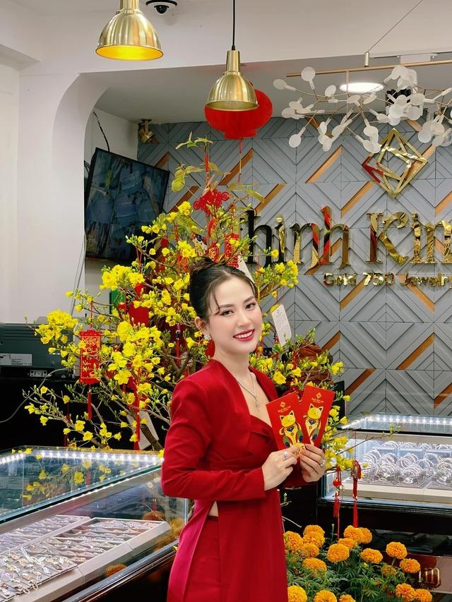 Con dâu chủ tiệm vàng rủ cả nhà đi đánh ghen, phục kích bố chồng, cái kết xấu hổ-1