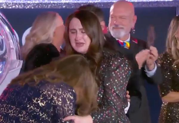 Người phụ nữ ngã gục trên sóng truyền hình trực tiếp khi trúng giải Powerball hơn 24 tỷ trong đêm giao thừa-1