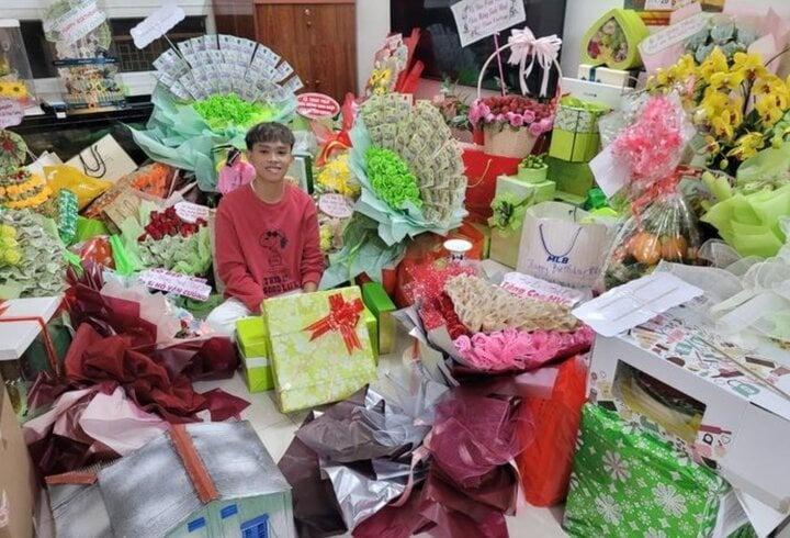 Được khán giả 85 tuổi lên sân khấu tặng tiền, Hồ Văn Cường phản ứng thế nào?-2