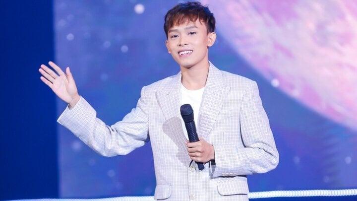 Được khán giả 85 tuổi lên sân khấu tặng tiền, Hồ Văn Cường phản ứng thế nào?-1