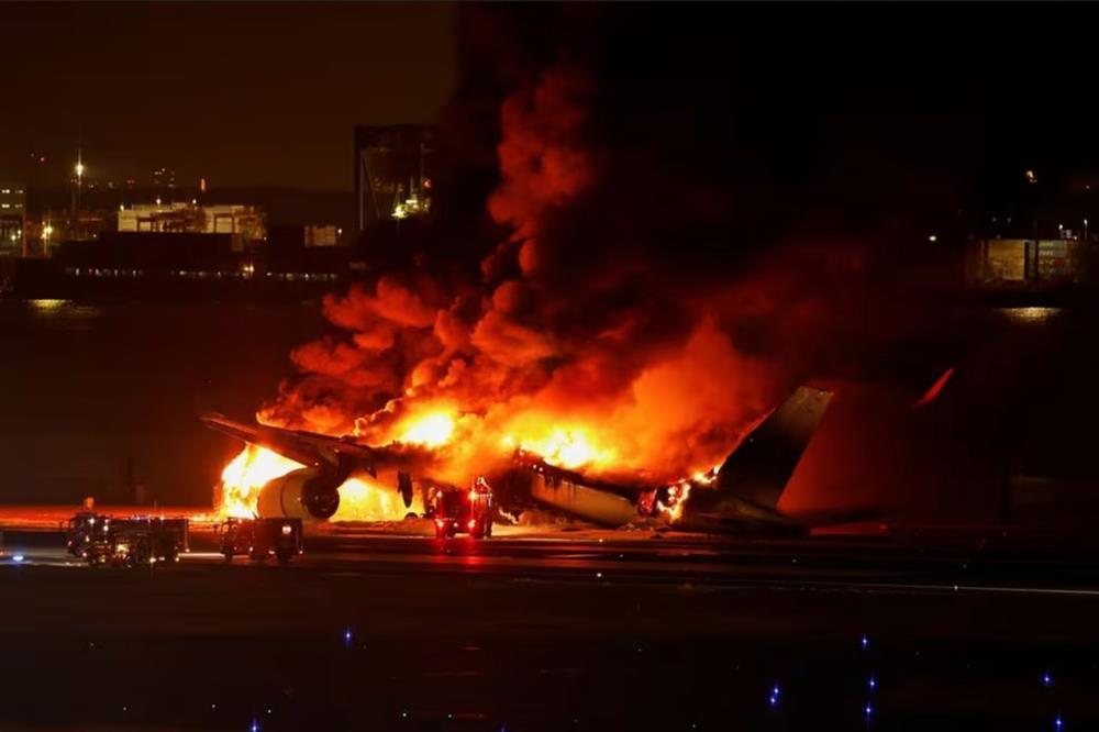 Máy bay chở gần 400 người cháy rực giữa đường băng Nhật Bản-1