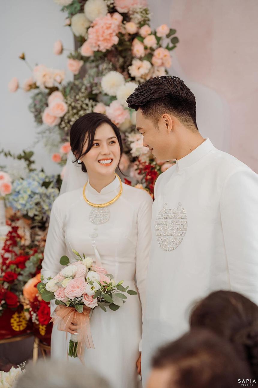 Cô dâu làng bóng đá Việt được tặng vàng ngày cưới hỏi, đoán xem của ai nặng nhất?-7