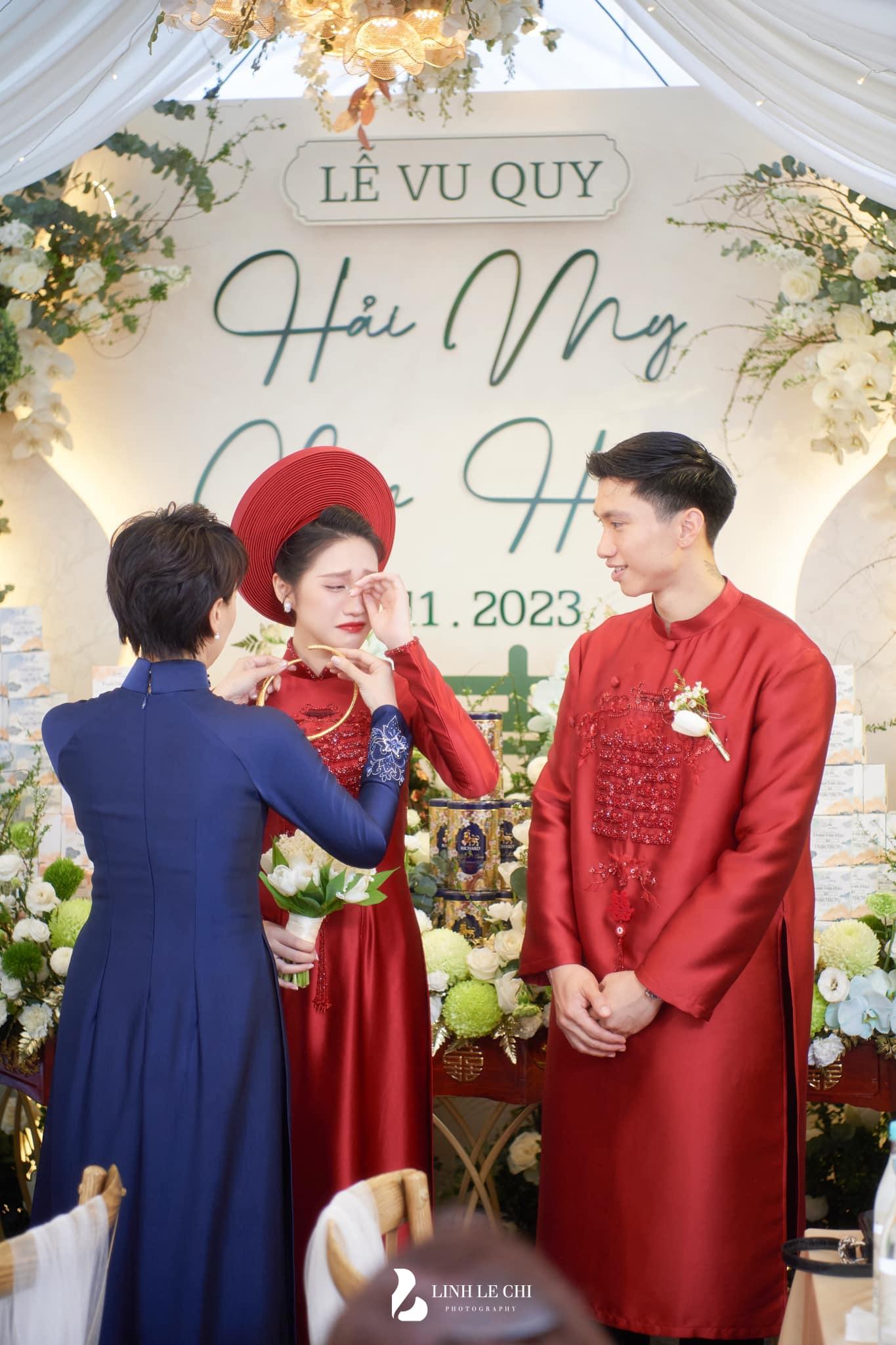 Cô dâu làng bóng đá Việt được tặng vàng ngày cưới hỏi, đoán xem của ai nặng nhất?-6