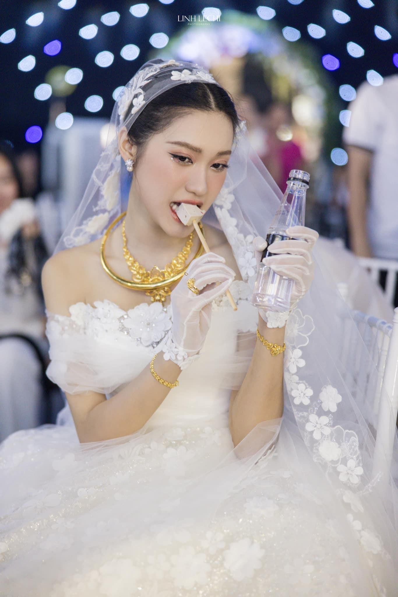 Cô dâu làng bóng đá Việt được tặng vàng ngày cưới hỏi, đoán xem của ai nặng nhất?-4