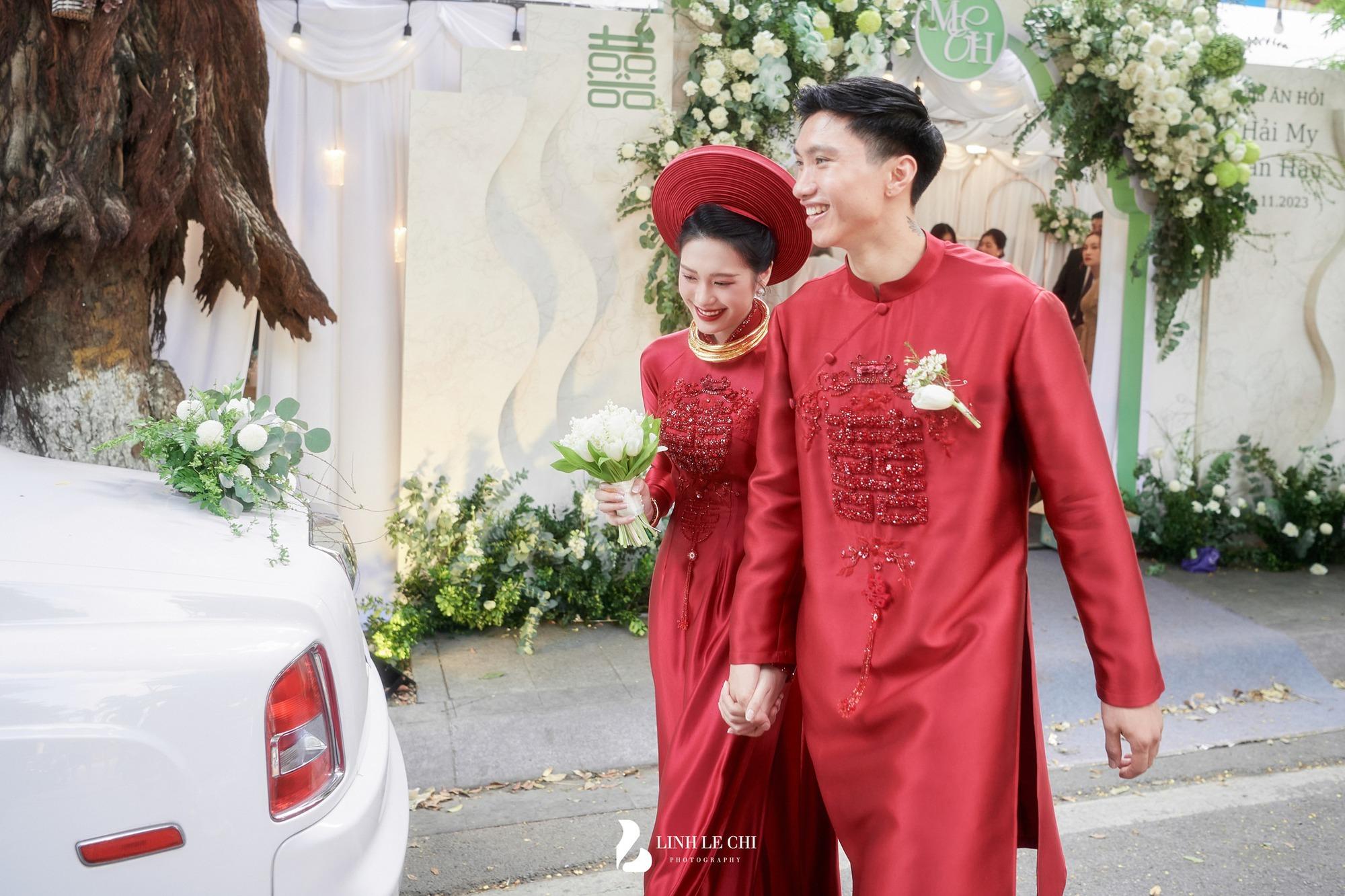 Cô dâu làng bóng đá Việt được tặng vàng ngày cưới hỏi, đoán xem của ai nặng nhất?-3